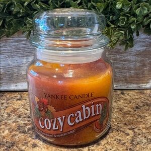 Yankee Candle Cozy Cabin - Red and Orange